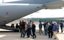 Pour tenter d’enrayer le flot des arrivants,  l’Italie a mis en place un pont aérien à destination de Tripoli.  

		(Photo : AFP)