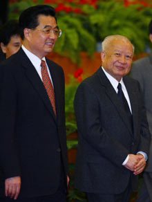 Norodom Sihanouk lors d'une de ses dernières apparitions à Pékin avec le président chinois Hu Jintao . 

		(Photo : AFP)