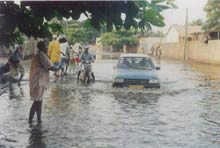 Dans la banlieue est de la capitale, le quartier de Kagnikopé est sous 50 cm d'eau. 

		(Photo : Guy Mario/ RFI)