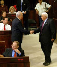 Le Premier ministre Ariel Sharon (D) a obtenu le soutien du chef de l'opposition travailliste Shimon Peres (G) pour son plan de retrait de la bande de Gaza débattu à la Knesset. 

		(Photo : AFP)