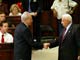 Le Premier ministre Ariel Sharon (D) a obtenu le soutien du chef de l'opposition travailliste Shimon Peres (G) pour son plan de retrait de la bande de Gaza débattu à la Knesset. 

		(Photo : AFP)