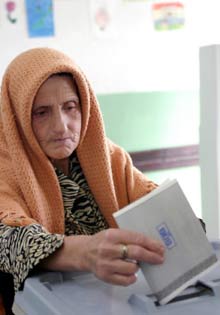 Les électeurs du kosovo n'étaient pas mobilisés pour le scrutin de ce week-end. Le taux de participation atteint à peine le 51% des votants. 

		(Photo : AFP)