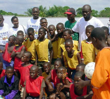 La star du football libérien, George Weah, entouré d'ex enfants-soldats dans un centre de rééducation de Monrovia, en janvier 2004. L'ambassadeur attentif à l'Unicef sera t-il candidat à la présidence du Libéria ? 

		(Photo : AFP)