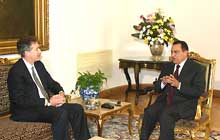 William Burns et Hosni Moubarak. C'est après une entrevue entre les deux hommes que la présidence égyptienne a officiellement lancé la conférence irakienne sur l'Irak. 

		(Photo: AFP)