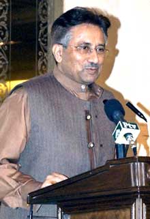 Le président pakistanais, Pervez Musharraf, devrait venir assister en Inde à un match de cricket Inde-Pakistan.(Photo : AFP)