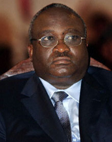 Le mandat du président burundais de la transition, Domitien Ndayizeye  (photo), est prolongé par ses pairs, au-delà de la date prévue du 1er novembre 2004, à laquelle il devait remettre le pouvoir à un président élu par le Parlement. 

		(Photo : AFP)