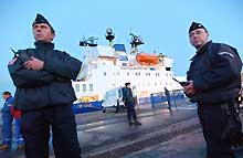Dans le port de Cherbourg (Manche), le <i>Pacific Pintail</i> est étroitement gardé par la police française. 

		(Photo: AFP)