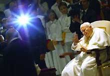 Jean-Paul II en audience. Le Vatican monte au créneau sur l'un des sujets les plus brûlants de l'actualité: la place du religieux et du politique.  

		(Photo: AFP)