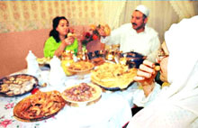 Repas de rupture de jeûne dans une famille musulmane pendant le Ramadan. 

		(Photo : AFP)