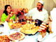 Repas de rupture de jeûne dans une famille musulmane pendant le Ramadan.(Photo : AFP)