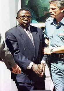 Photo datant du 20 février 1997 du colonel rwandais Théoneste Bagosora arrivant au Tribunal international pour le Rwanda à Arusha. 

		(Photo : AFP)