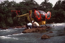<EM>Victoire sur la cécité des rivières. </EM>Par le biais d'une exposition photo, cet hélicoptère à l'allure d'un énorme insecte aux yeux latéraux. 

		(Photo : IRD/Bernard Philippon)
