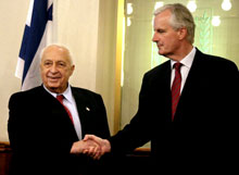 Le ministre français des Affaires étrangères, Michel Barnier, s'est entretenu pendant plus d'une heure avec le Premier ministre israélien Ariel Sharon. 

		(Photo : AFP)