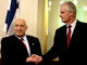 Le ministre français des Affaires étrangères, Michel Barnier, s'est entretenu pendant plus d'une heure avec le Premier ministre israélien Ariel Sharon.(Photo : AFP)