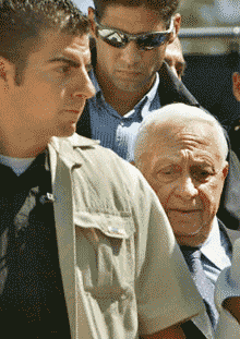 Ariel Sharon ne se déplace plus sans une armada de gardes du corps. 

		(Photo : AFP)