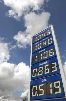 Vue d'une enseigne affichant les tarifs des carburants dans une station-service d'une grande surface de Rots (Calvados), le 17 août 2004. 

		(Photo: AFP)