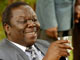 Morgan Tsvangirai, le leader de l'opposition, fête sa relaxe. 

		(Photo : AFP)