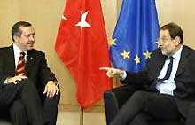 Le Premier ministre turc Recep Tayyip Erdogan et le président de la Commission Romano Prodi. La Turquie frappe à la porte de l'Union européenne depuis 1999.  

		(Photo: AFP)