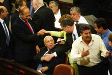 Ariel Sharon affiche sa satisfaction après le vote favorable de la Knesset sur son plan de retrait de la bande de Gaza. 

		(Photo : AFP)