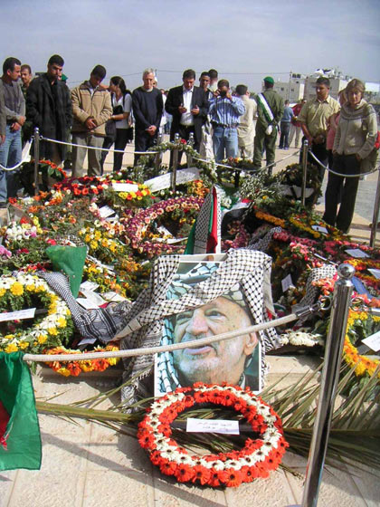 La tombe de Yasser Arafat dans la cour de la Mouqataa à Ramallah 

		(Photo: Manu Pochez/RFI)
