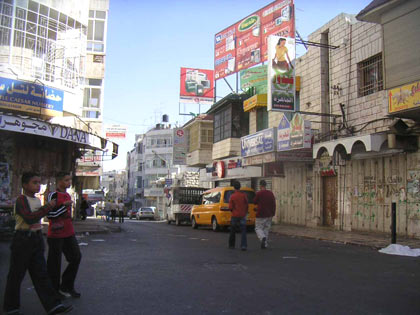 Ramallah semble une ville morte au lendemain de la mort d’Arafat, toute l’activité tourne au ralenti. 

		(Photo: Manu Pochez/RFI)