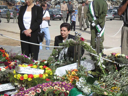 Parmi les hommages rendus à Yasser Arafat, celui de Hanane Ashraoui, membre du conseil législatif palestinien. 

		(Photo: Manu Pochez/RFI)