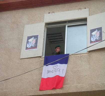 Les remerciements adressés à la France sur les banderoles accrochées à certaines fenêtres. 

		(Photo: Manu Pochez/RFI)