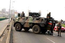 Les soldats français de la force Licorne ont continué de se déployer lundi matin à Abidjan. &nbsp;L'objectif est d’assurer la sécurité des ressortissants français. 

		(Photo : AFP)