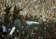 Une foule compacte de Palestiniens accompagne la dépouille de Yasser Arafat, le 12 novembre. 

		(Photo : AFP)
