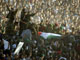 La foule accompagne la dépouille de Yasser Arafat. 

		(Photo : AFP)