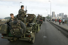 Des soldats du 43ème Bima en patrouille dans les rues d'Abdijan. 

		(Photo : AFP)