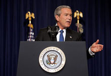 Conférence de presse de George W. Bush au <i>Eisenhower Executive Office Building</i>, le 4 novembre 2004. 

		(Photo: AFP)