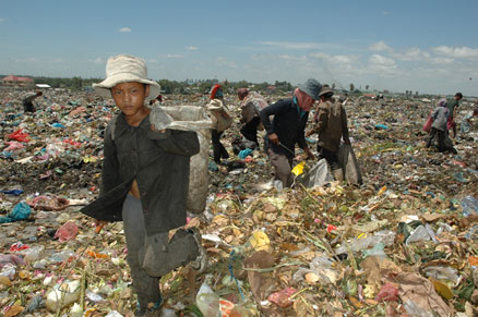 La décharge, jonchée d'emballages plastiques (Cambodge).(Photo : Pauline Garaude)