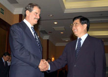 De nouvelles perspectives commerciales entre le président chinois Hu Jintao et le président mexicain Vicente Fox. 

		(Photo : AFP)