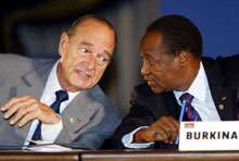 Le président français Jacques Chirac et son homologue burkinabé Blaise Compaoré. Selon le président français le micro-crédit a permis de sortir de la pauvreté «<EM>plus de 60 millions de personnes</EM>».(Photo : AFP)