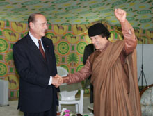 Le président libyen Moammar Kadhafi exprime sa joie en accueillant son homologue français Jacques Chirac, le 24 novembre à Tripoli. 

		(Photo : AFP)