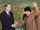 Le président libyen Moammar Kadhafi exprime sa joie en accueillant son homologue français Jacques Chirac.(Photo : AFP)
