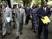 Les ministres arrivent au palais présidentiel, le 18 novembre 2004. 

		(Photo: AFP)