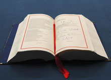 Le texte de la constitution européenne signée à Rome par les 25 chefs d'Etat et de gouvernement le 29 octobre 2004. C'est ce texte qui doit maintenant être ratifié par les Etats. 

		(photo: Union européenne)