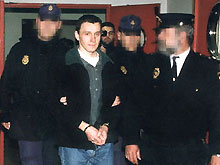 Francisco Mugica Garmendia, «Pakito», ancien dirigeant de l' ETA, escorté par la police à l'aéroport de Madrid-Barajas, le 8 février 2000. Avec 5 autres militants, il appelle à l'abandon de la lutte armée. 

		(Photo: AFP)