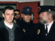 Francisco Mugica Garmendia, «Pakito», ancien dirigeant de l' ETA, escorté par la police à l'aéroport de Madrid-Barajas, le 8 février 2000.(Photo: AFP)