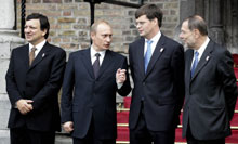 José Manuel Durao Barroso, Vladimir Poutine, Jan Peter Balkenende, et Javier Solana lors du sommet Russie-UE à La Haye. La situation entre les deux parties était tendue avant même le début des travaux.  

		(Photo : AFP)