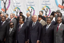 De g à d : le président du Burkina Faso Blaise Compaoré, hôte du sommet, et ses homologues gabonais Omar Bongo,&nbsp;camerounais&nbsp;Paul Biya, français Jacques Chirac, djiboutien Omar Guelleh et sénégalais Abdoulaye Wade lors de la cérémonie d'ouverture du Xe Sommet de la Francophonie. 

		(Photo : AFP)