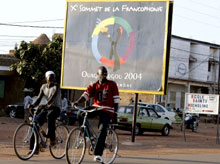 Les chefs d’Etat et de gouvernement francophones ont retenu le thème du développement durable pour leur dixième sommet organisé, les 26 et 27 novembre 2004, à Ouagadougou au Burkina Faso. 

		(Photo : AFP)