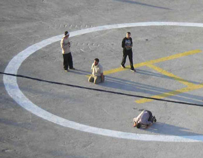 Une fois le corps de Yasser Arafat mis en terre et les hélicoptères repartis, quelques hommes prient dans la cour de la Mouqataa. 

		(Photo: Manu Pochez/RFI)