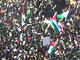 La foule se presse autour du cercueil de Yasser Arafat. 

		(Photo: Manu Pochez/RFI)