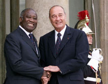 Laurent Gbagbo et Jacques Chirac en février 2004 à l'Elysée. Aujourd’hui les relations franco-ivoiriennes sont au plus bas. 

		(Photo : AFP)