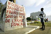 Inscription peinte sur le socle d'une statue, non loin de <i>l'Hôtel Ivoire</i>. 

		(Photo: AFP)