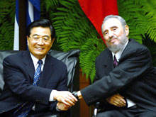 Hu Jintao et Fidel Castro. Le rapprochement de ces deux Etats communistes, la Chine et Cuba, est récent. 

		(Photo : AFP)
