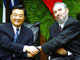 Hu Jintao et Fidel Castro. Le rapprochement de ces deux Etats communistes, la Chine et Cuba, est récent.(Photo : AFP)